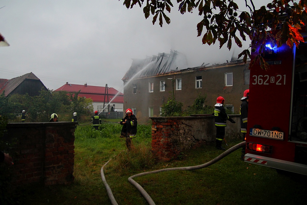 11 zastępów straży gasi pożar w Szczytnikach nad Kaczawą