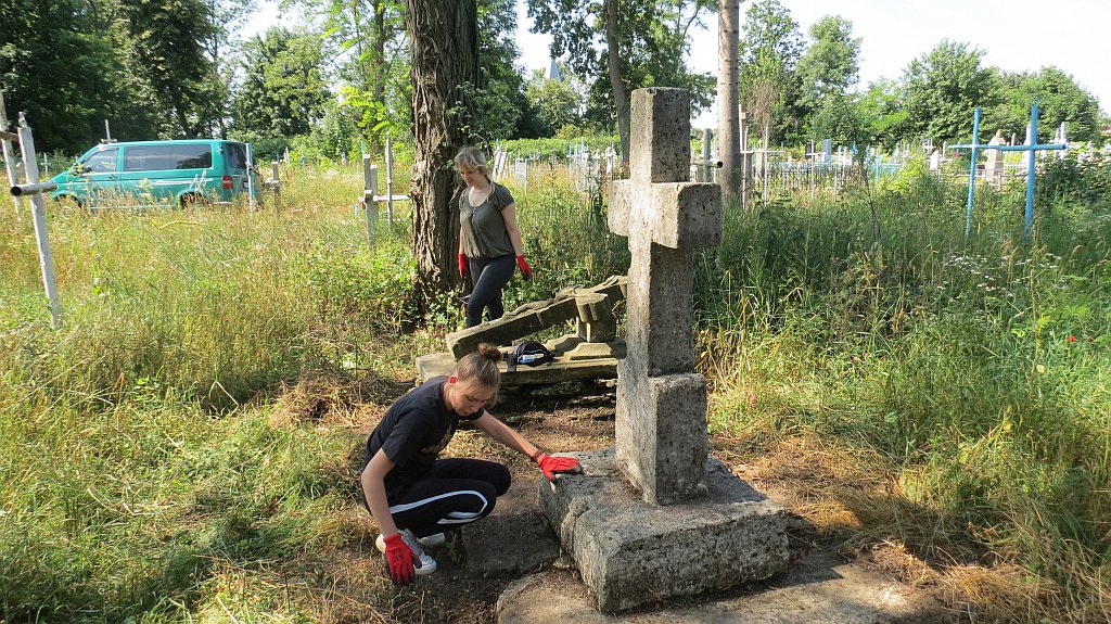 Uczniowie legnickiej budowlanki porządkowali groby w Latyczowie