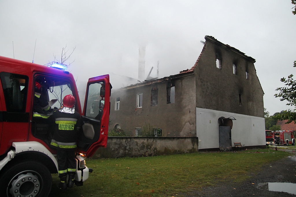 11 zastępów straży gasi pożar w Szczytnikach nad Kaczawą