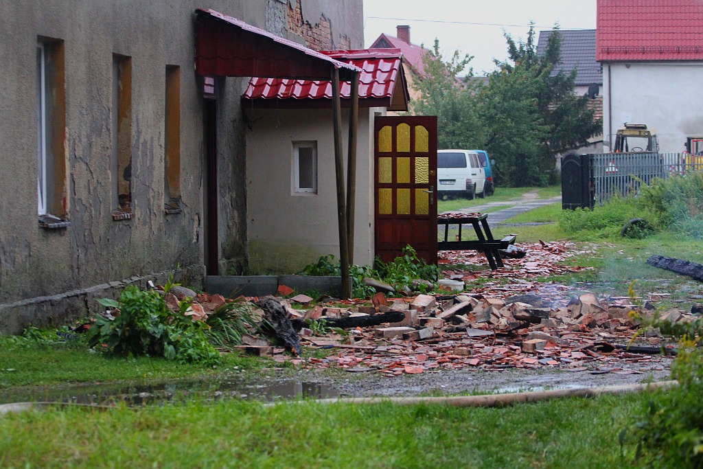 11 zastępów straży gasi pożar w Szczytnikach nad Kaczawą