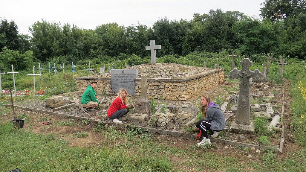 Uczniowie legnickiej budowlanki porządkowali groby w Latyczowie