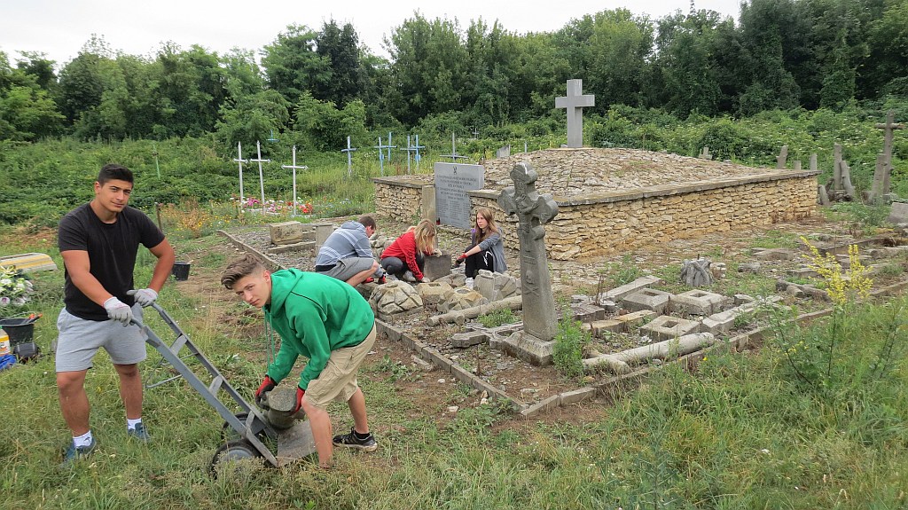 Uczniowie legnickiej budowlanki porządkowali groby w Latyczowie