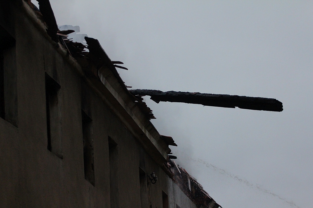 11 zastępów straży gasi pożar w Szczytnikach nad Kaczawą
