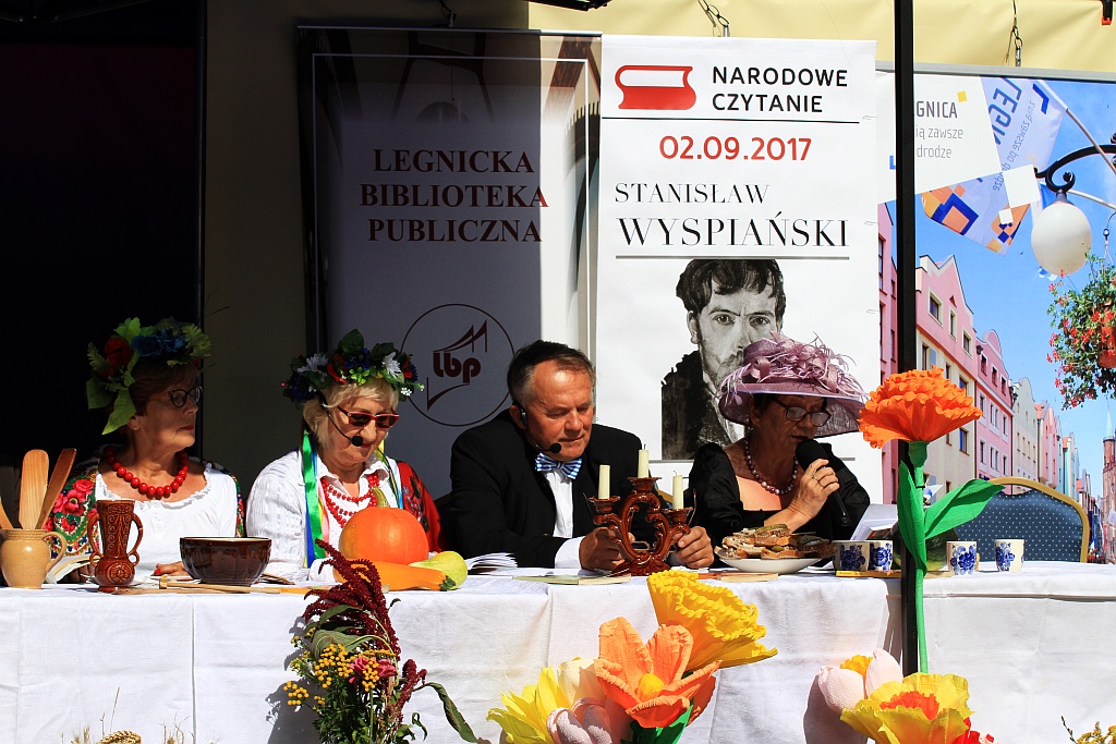 W rynku odbyło się wspólne czytanie „Wesela” Wyspiańskiego
