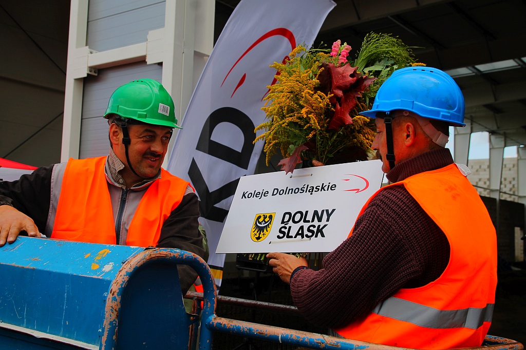 Koleje Dolnośląskie zakończyły kolejny etap budowy hali