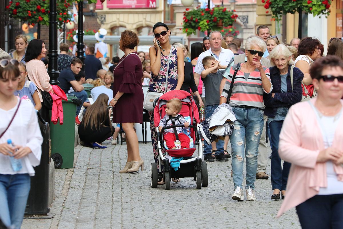 Ukochana ulica legniczan zaprosiła na imieniny cz. 1