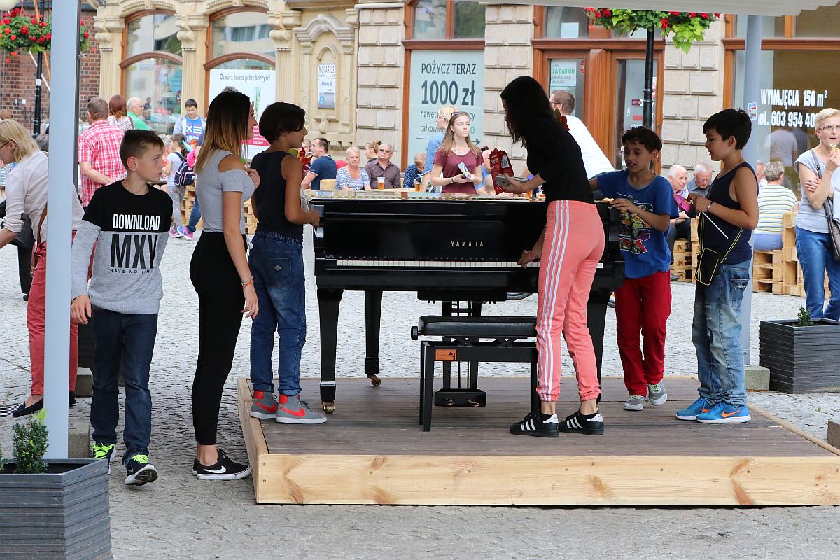 Ukochana ulica legniczan zaprosiła na imieniny cz. 1