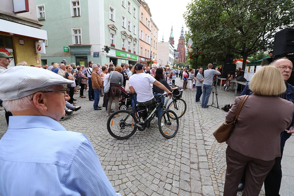 Ukochana ulica legniczan zaprosiła na imieniny cz. 1