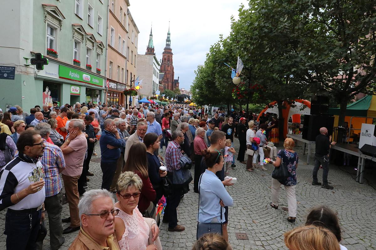 Ukochana ulica legniczan zaprosiła na imieniny cz. 1