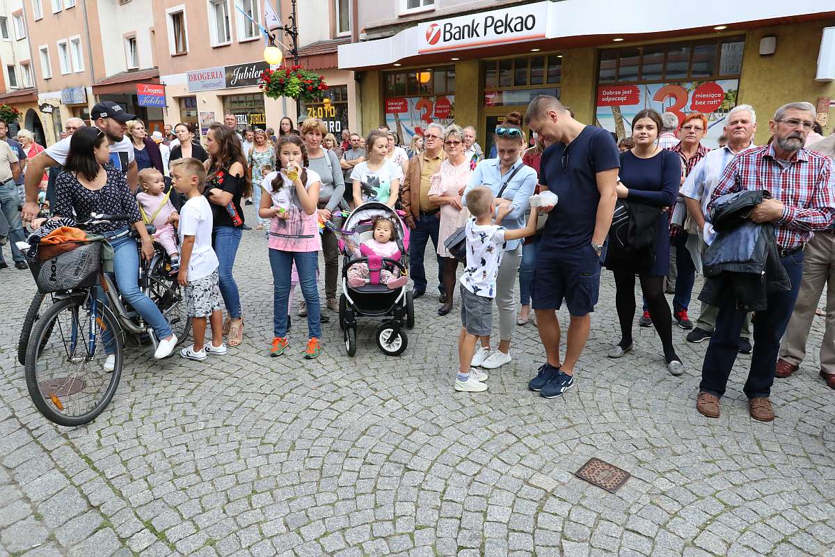 Ukochana ulica legniczan zaprosiła na imieniny cz. 1