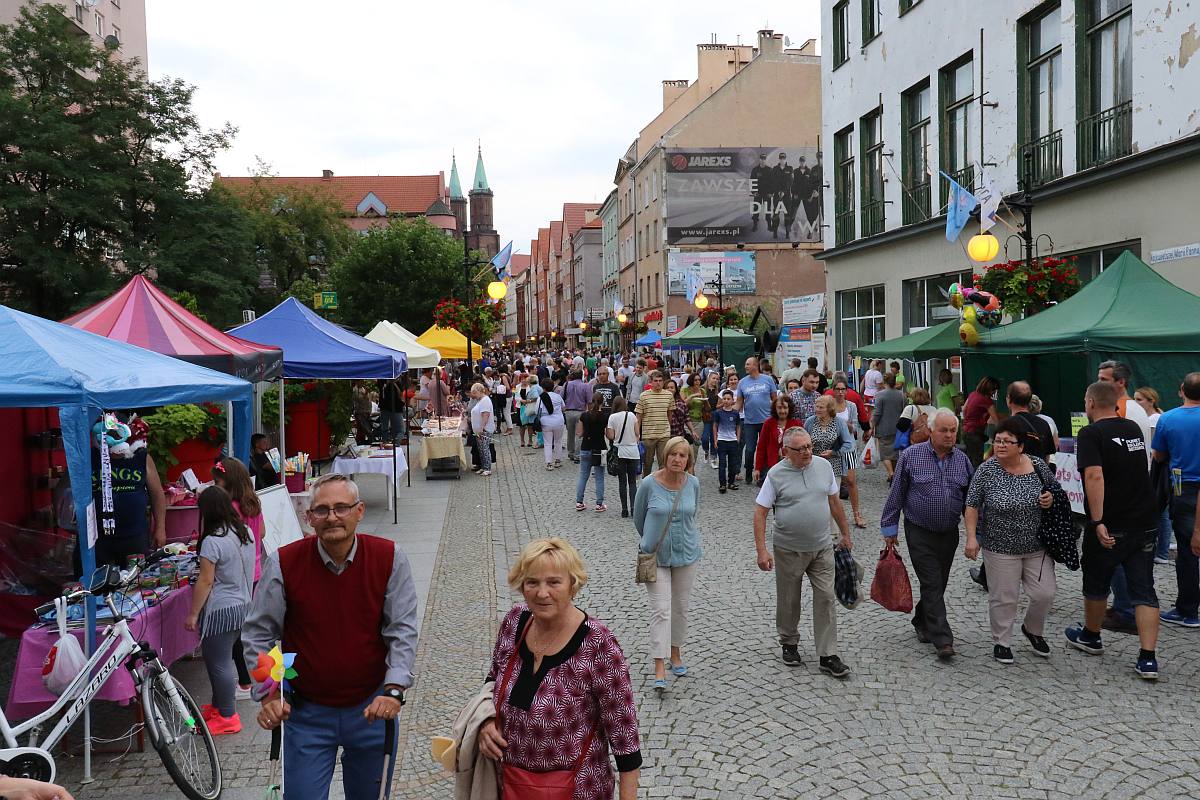 Ukochana ulica legniczan zaprosiła na imieniny cz. 1