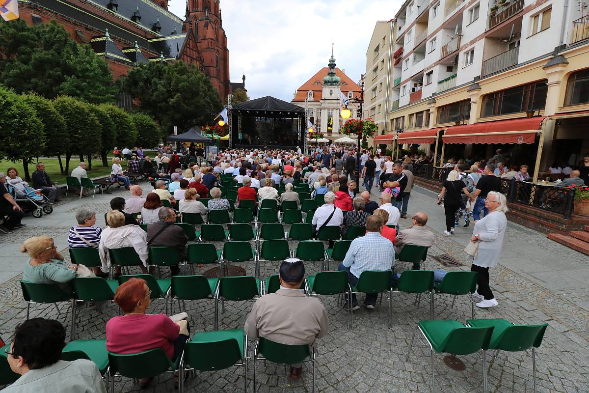 Ukochana ulica legniczan zaprosiła na imieniny cz. 1