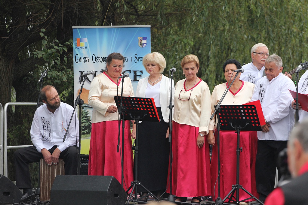 Na ludowo i folkowo zagrały zespoły w kunickiej Folk-Biesiadzie