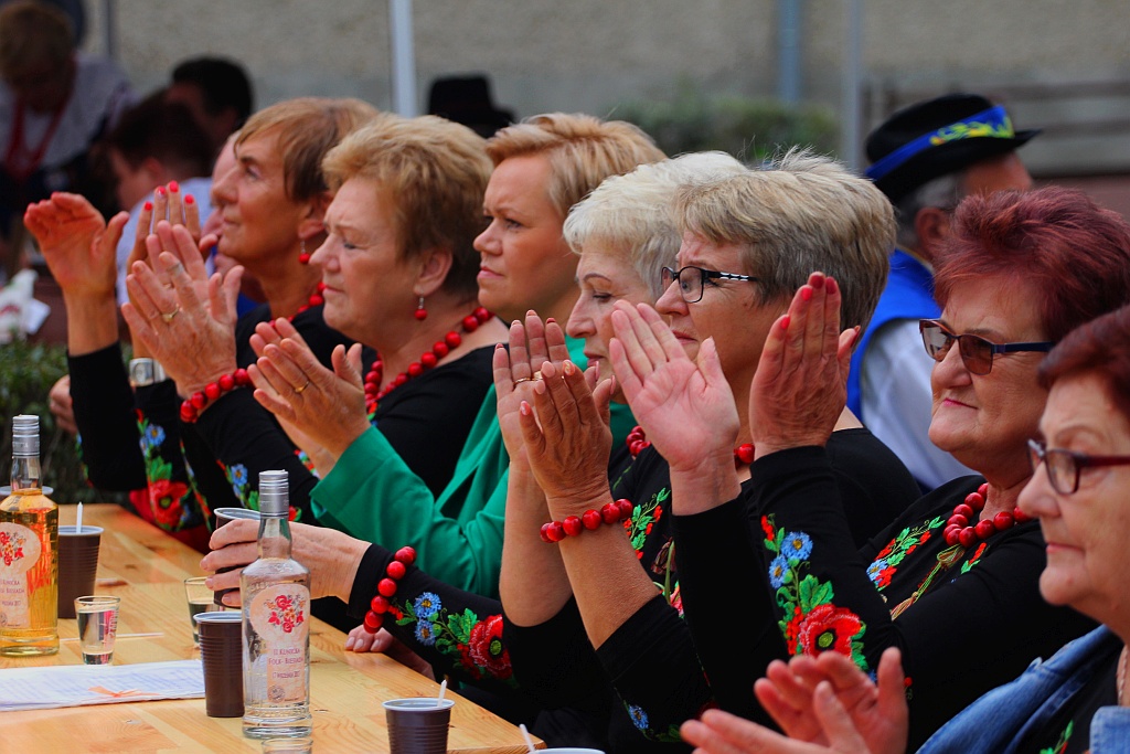 Na ludowo i folkowo zagrały zespoły w kunickiej Folk-Biesiadzie