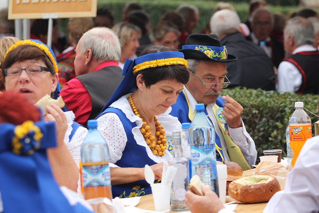 Na ludowo i folkowo zagrały zespoły w kunickiej Folk-Biesiadzie