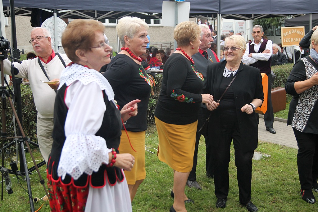 Na ludowo i folkowo zagrały zespoły w kunickiej Folk-Biesiadzie
