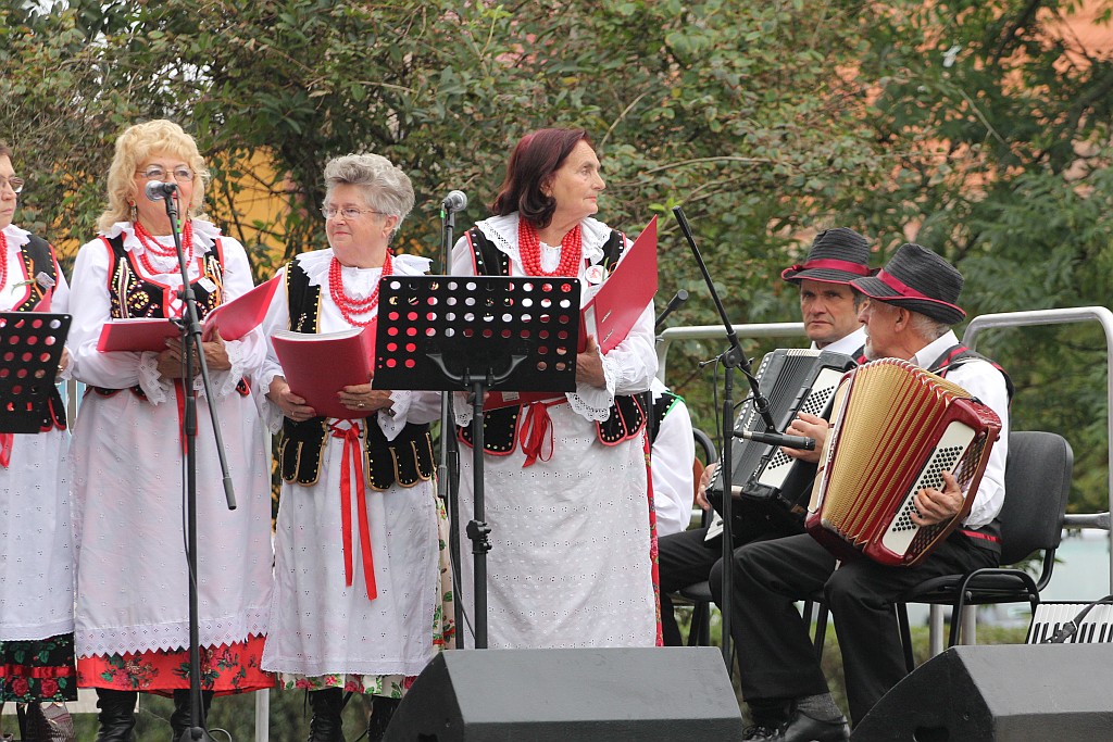 Na ludowo i folkowo zagrały zespoły w kunickiej Folk-Biesiadzie