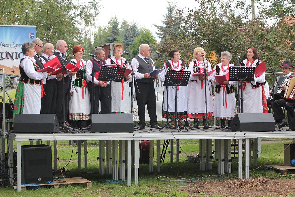 Na ludowo i folkowo zagrały zespoły w kunickiej Folk-Biesiadzie
