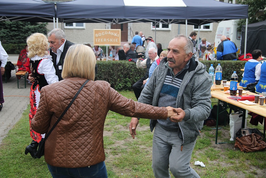Na ludowo i folkowo zagrały zespoły w kunickiej Folk-Biesiadzie