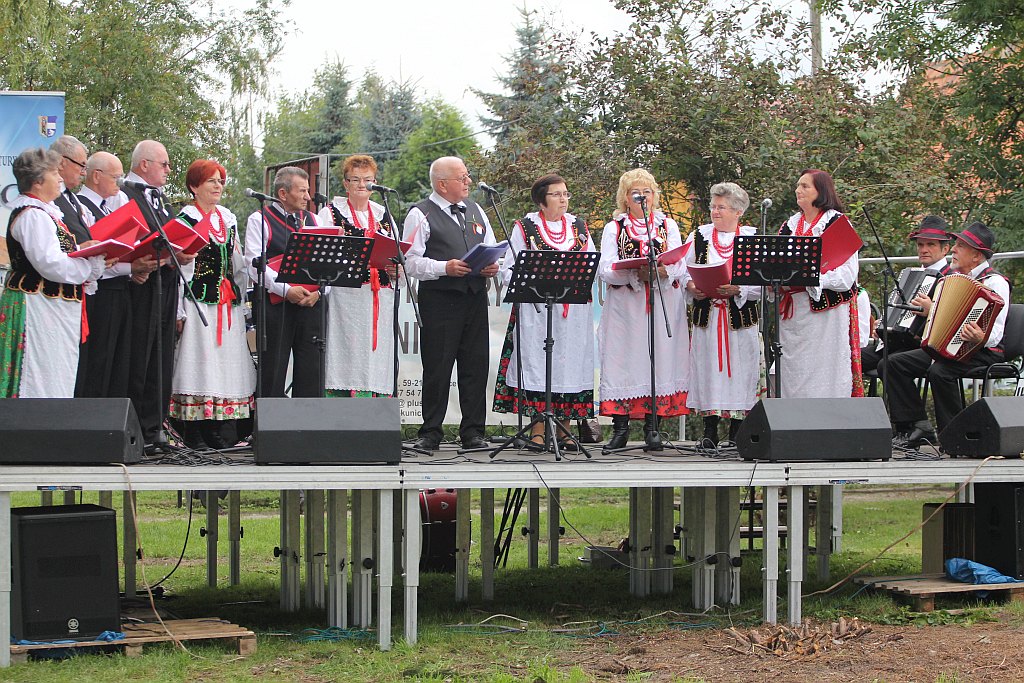 Na ludowo i folkowo zagrały zespoły w kunickiej Folk-Biesiadzie