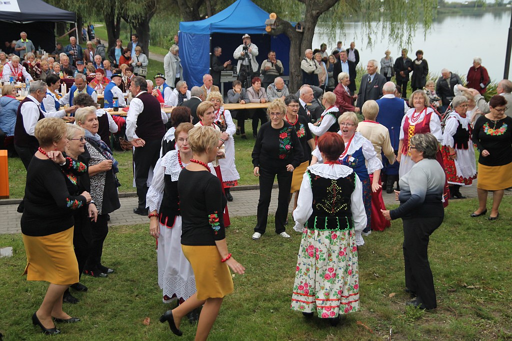 Na ludowo i folkowo zagrały zespoły w kunickiej Folk-Biesiadzie