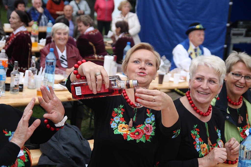 Na ludowo i folkowo zagrały zespoły w kunickiej Folk-Biesiadzie