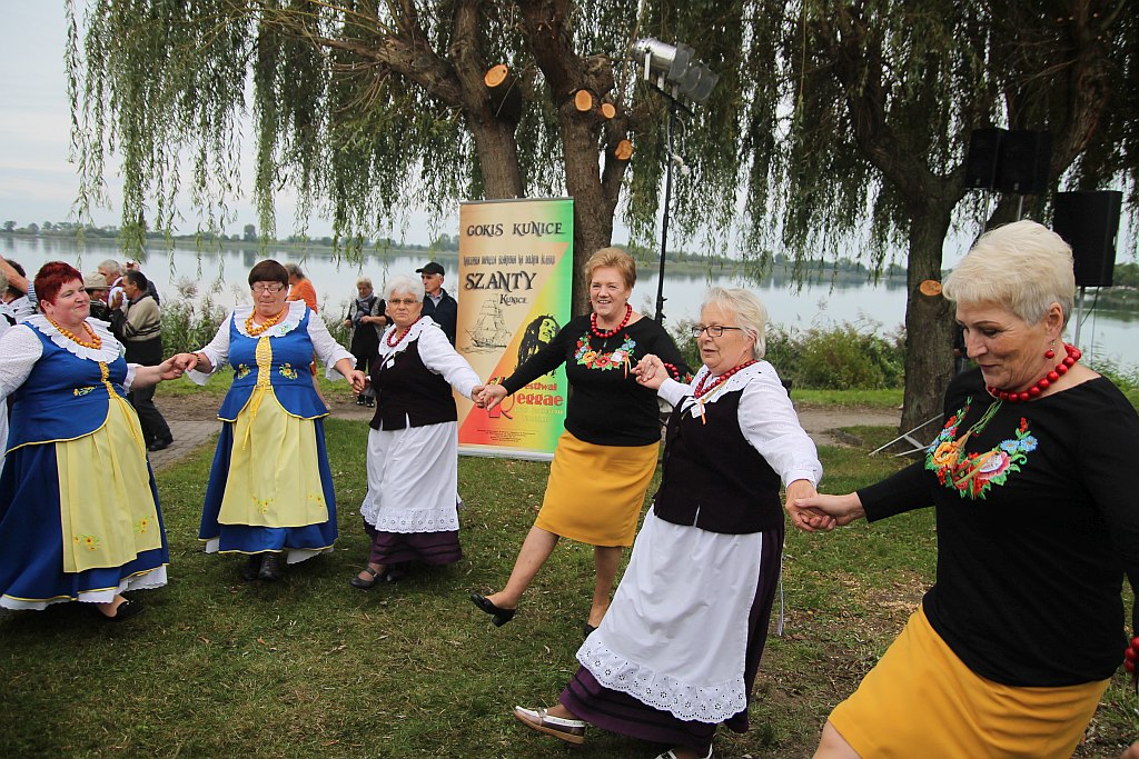 Na ludowo i folkowo zagrały zespoły w kunickiej Folk-Biesiadzie