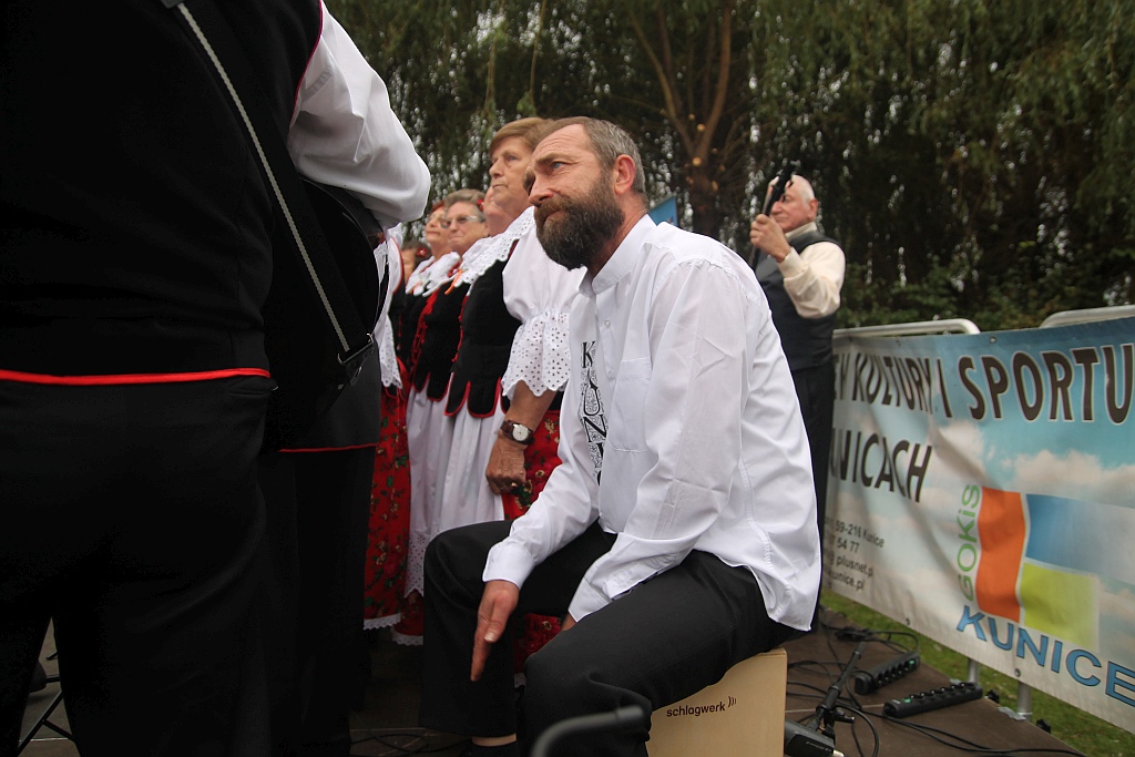 Na ludowo i folkowo zagrały zespoły w kunickiej Folk-Biesiadzie