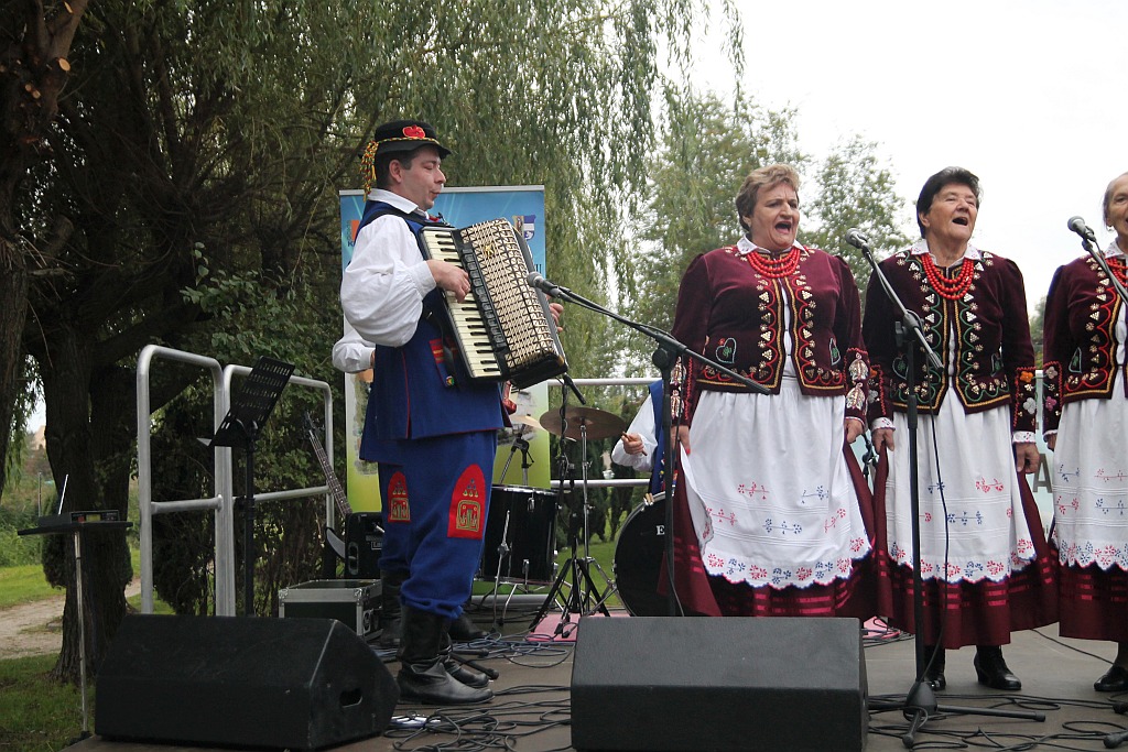 Na ludowo i folkowo zagrały zespoły w kunickiej Folk-Biesiadzie