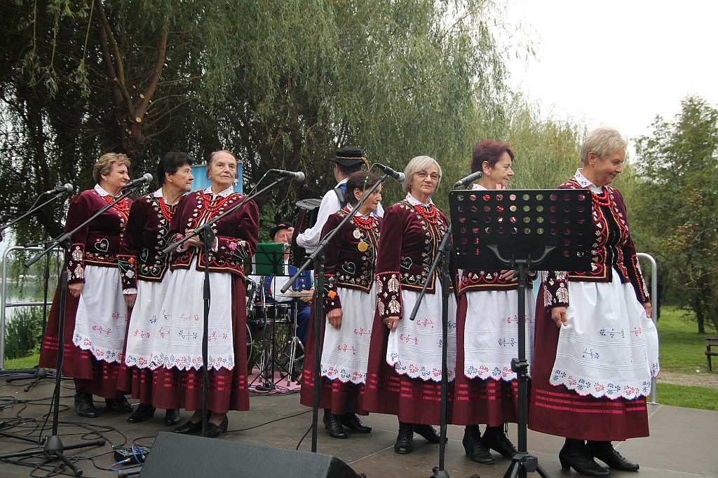 Na ludowo i folkowo zagrały zespoły w kunickiej Folk-Biesiadzie