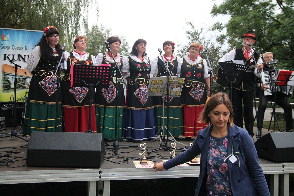 Na ludowo i folkowo zagrały zespoły w kunickiej Folk-Biesiadzie