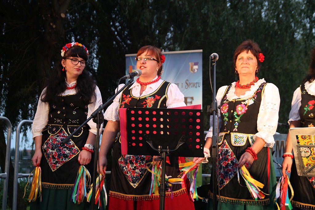 Na ludowo i folkowo zagrały zespoły w kunickiej Folk-Biesiadzie