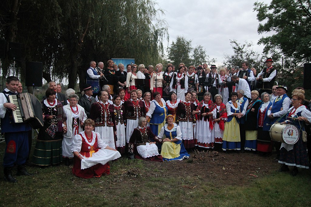 Na ludowo i folkowo zagrały zespoły w kunickiej Folk-Biesiadzie
