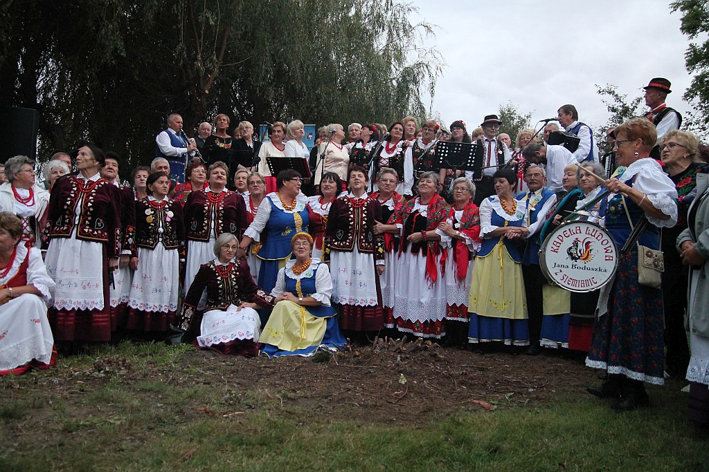 Na ludowo i folkowo zagrały zespoły w kunickiej Folk-Biesiadzie