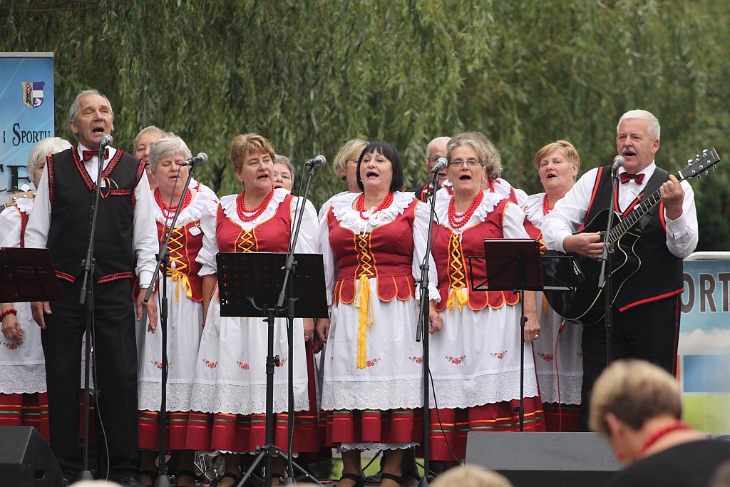 Na ludowo i folkowo zagrały zespoły w kunickiej Folk-Biesiadzie