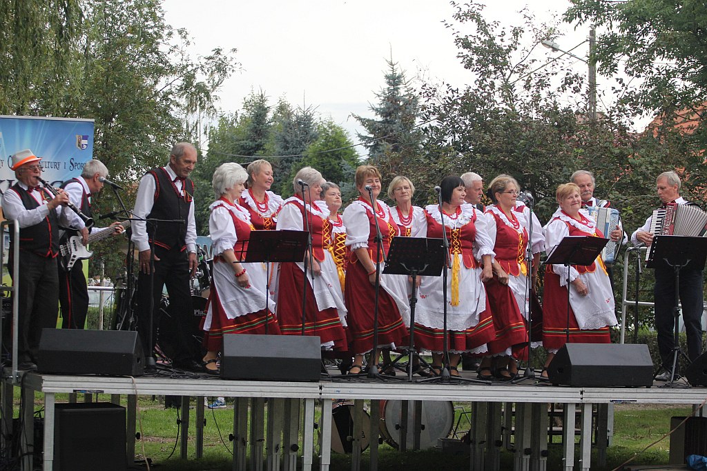 Na ludowo i folkowo zagrały zespoły w kunickiej Folk-Biesiadzie