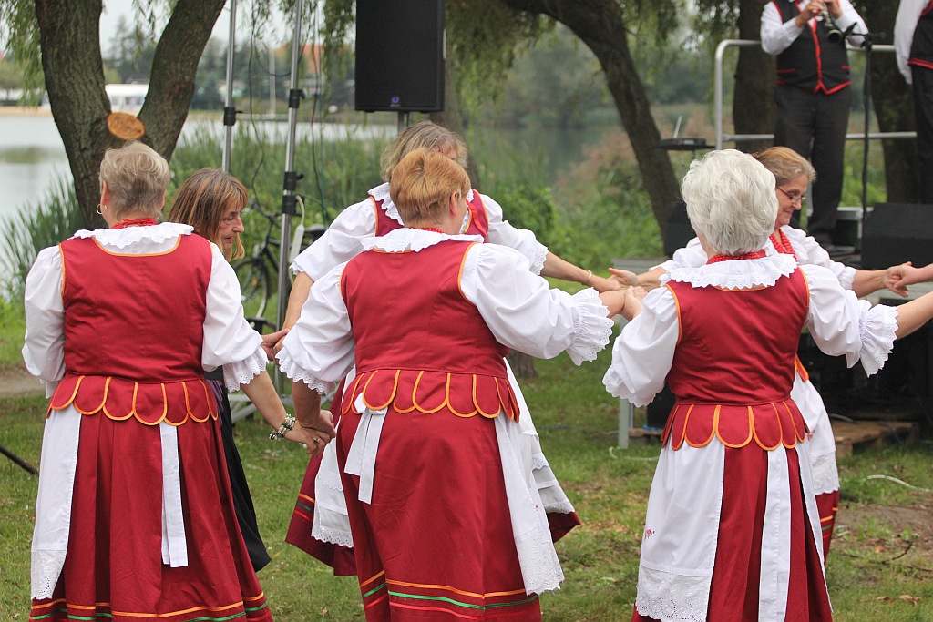 Na ludowo i folkowo zagrały zespoły w kunickiej Folk-Biesiadzie