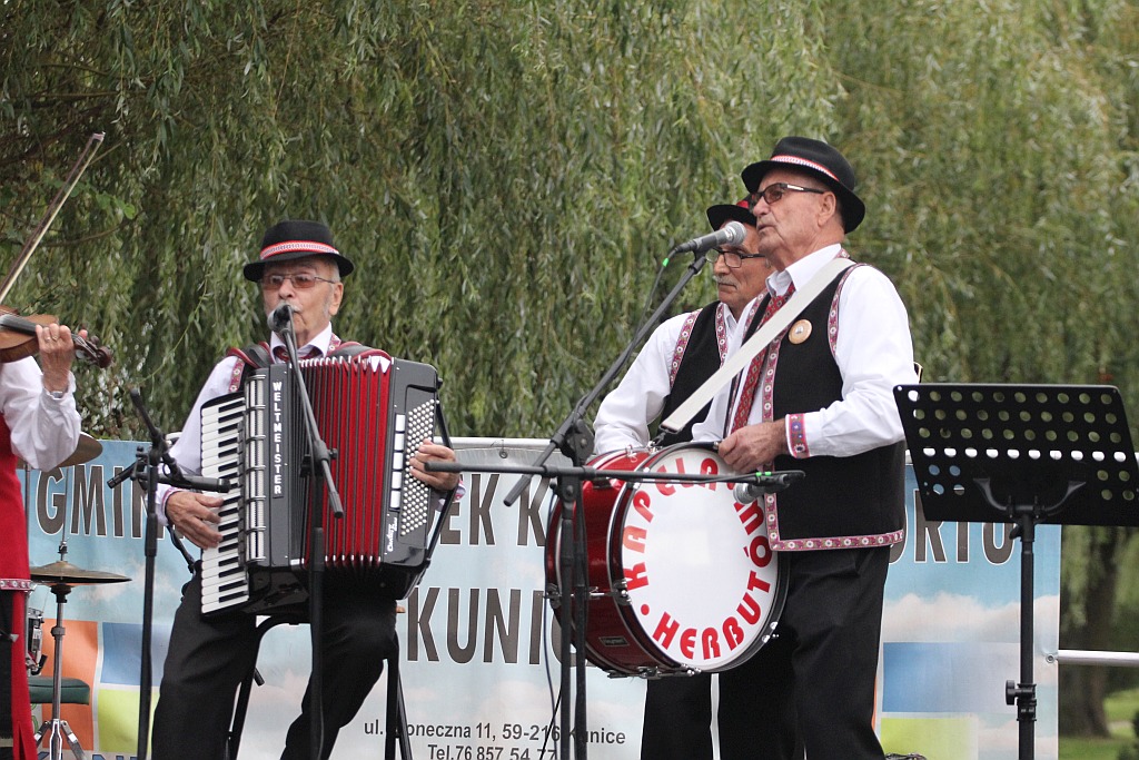 Na ludowo i folkowo zagrały zespoły w kunickiej Folk-Biesiadzie