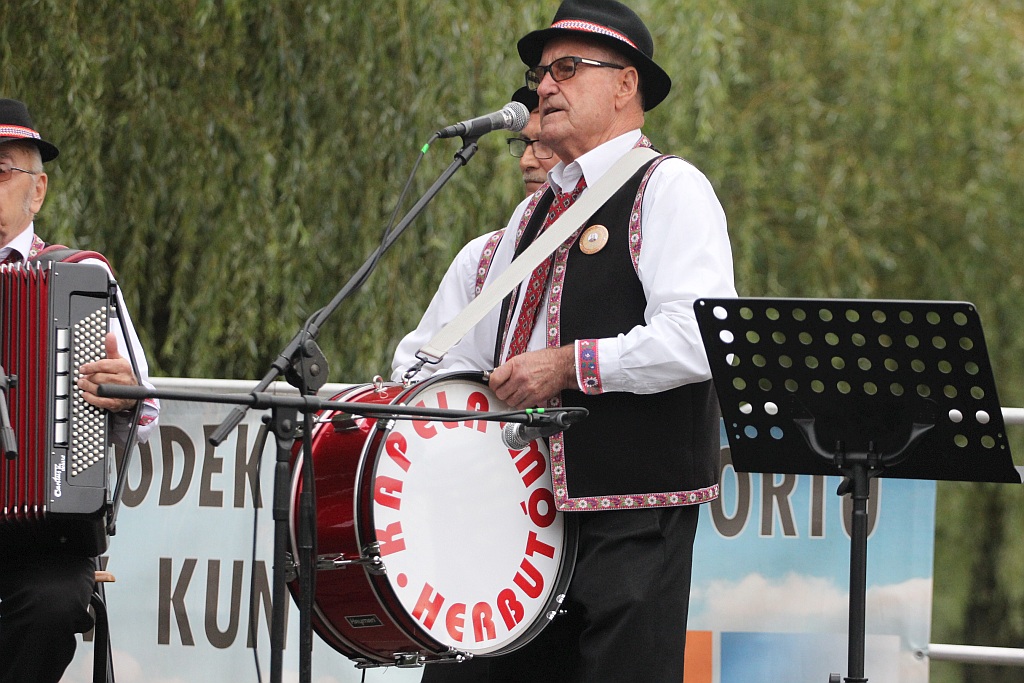 Na ludowo i folkowo zagrały zespoły w kunickiej Folk-Biesiadzie