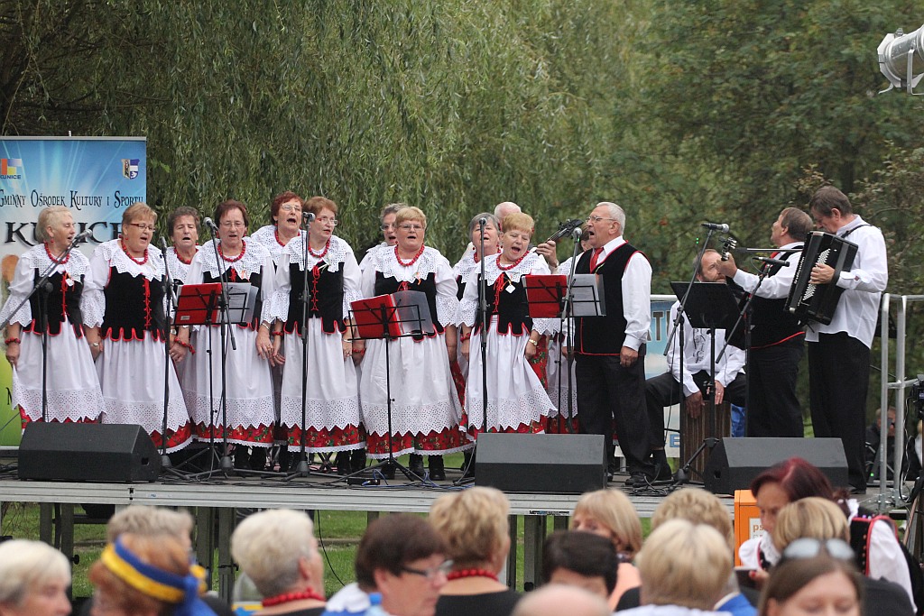 Na ludowo i folkowo zagrały zespoły w kunickiej Folk-Biesiadzie
