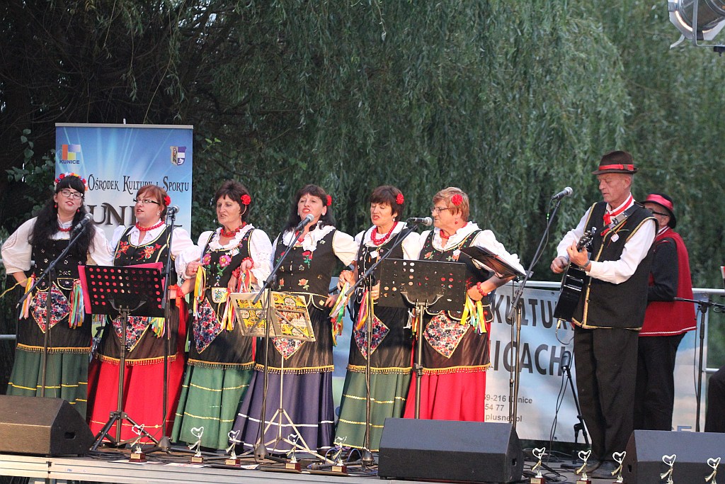 Na ludowo i folkowo zagrały zespoły w kunickiej Folk-Biesiadzie
