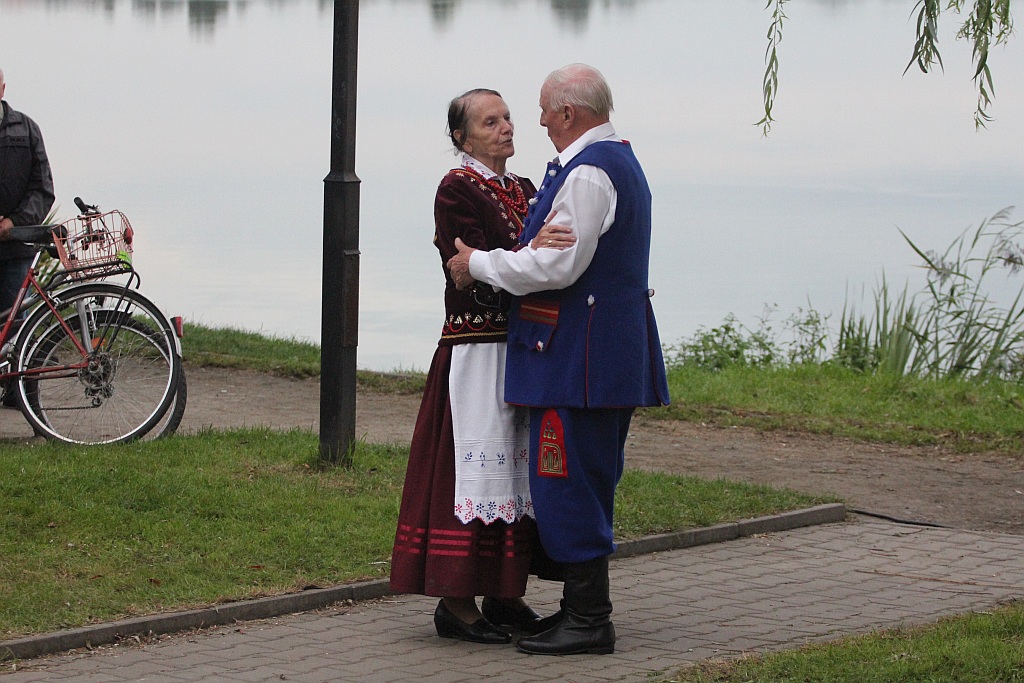 Na ludowo i folkowo zagrały zespoły w kunickiej Folk-Biesiadzie