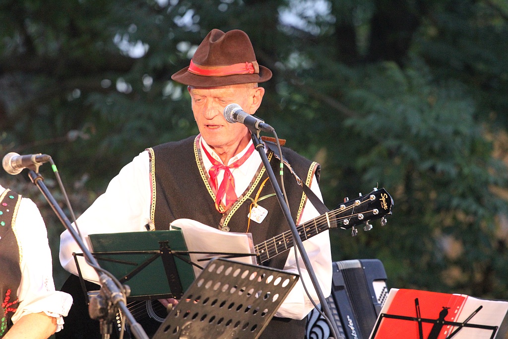 Na ludowo i folkowo zagrały zespoły w kunickiej Folk-Biesiadzie