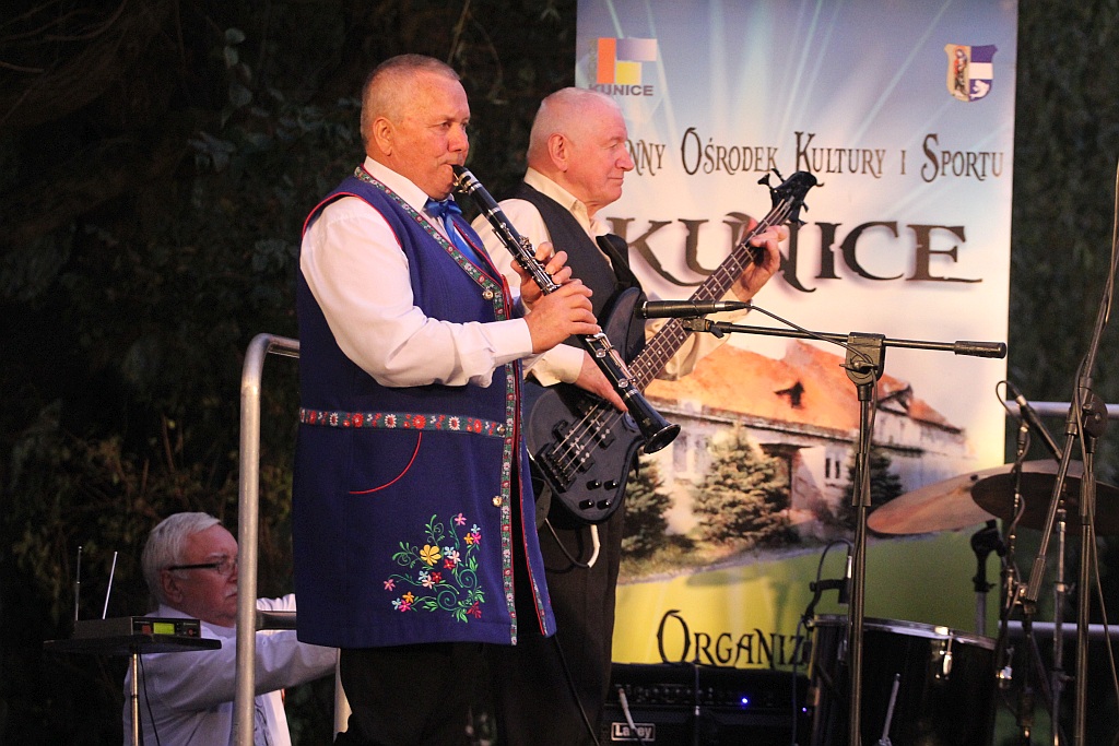 Na ludowo i folkowo zagrały zespoły w kunickiej Folk-Biesiadzie