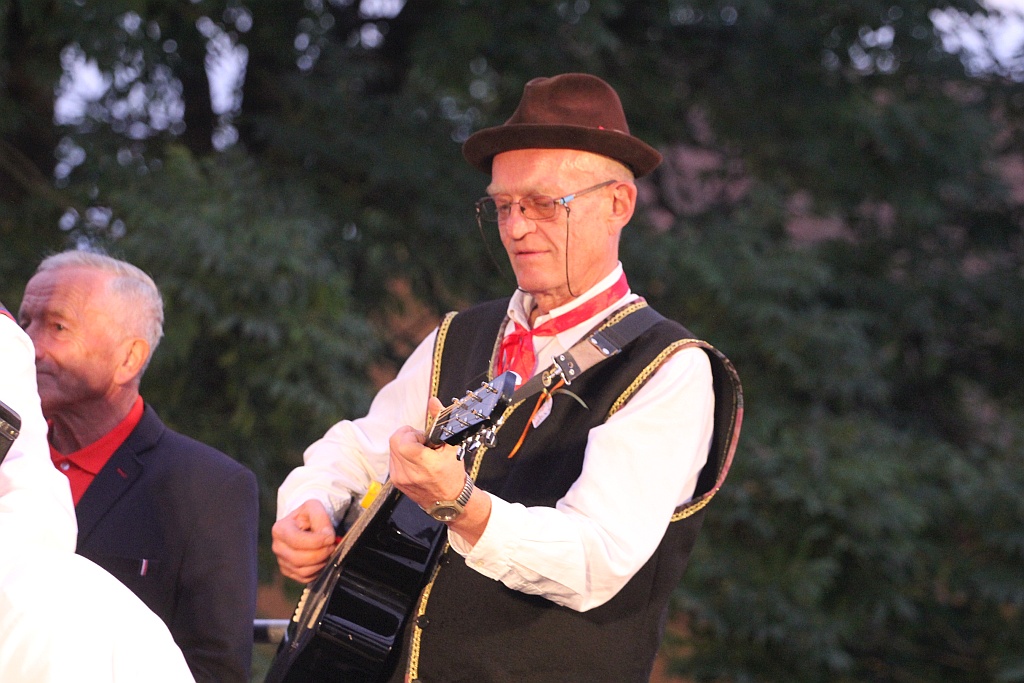 Na ludowo i folkowo zagrały zespoły w kunickiej Folk-Biesiadzie