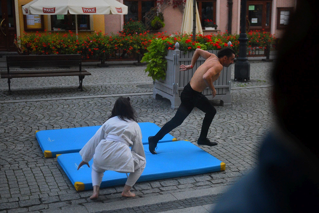 Performance - instrukcja obsługi w legnickiej Galerii Satyrykon