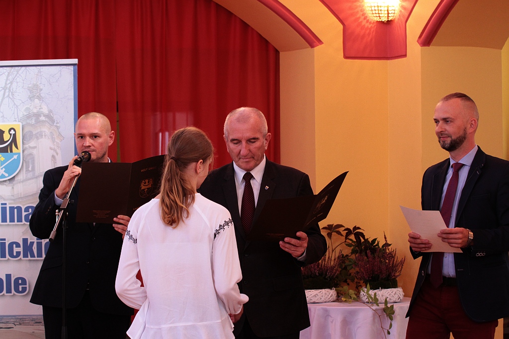 Wręczenie stypendiów ufundowanych przez wójta Legnickiego Pola