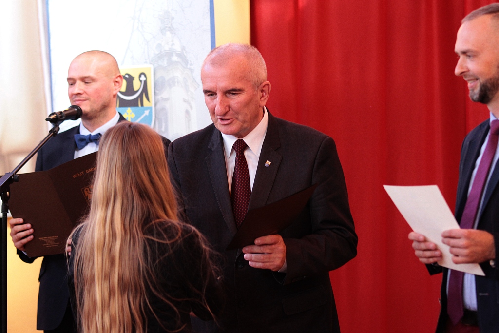 Wręczenie stypendiów ufundowanych przez wójta Legnickiego Pola
