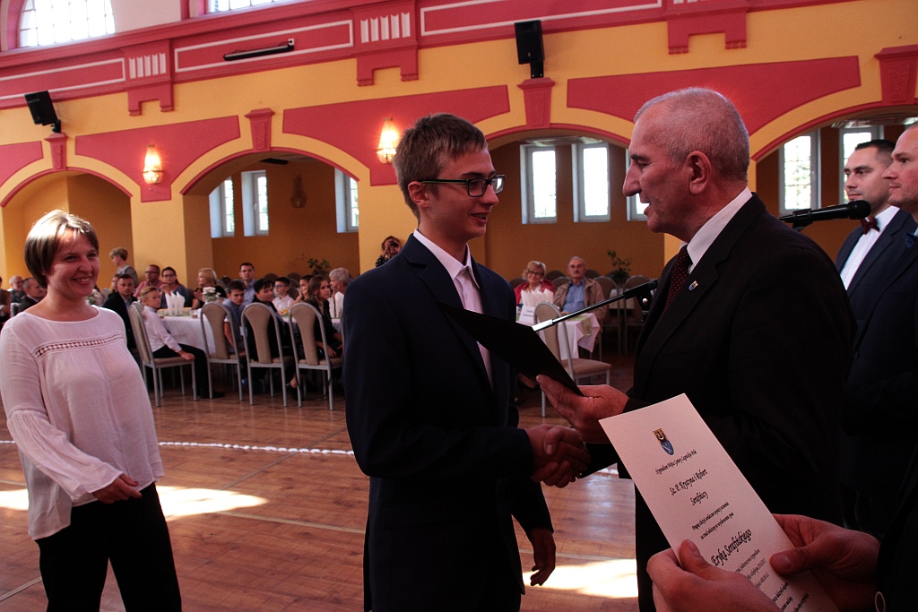 Wręczenie stypendiów ufundowanych przez wójta Legnickiego Pola