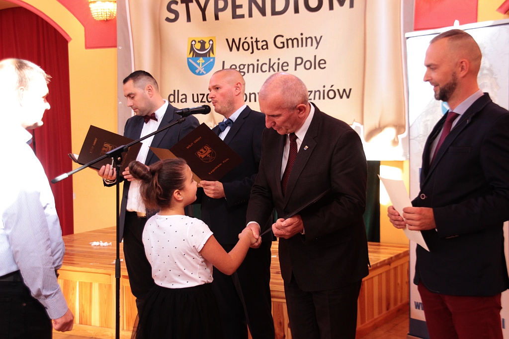 Wręczenie stypendiów ufundowanych przez wójta Legnickiego Pola